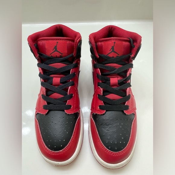 Air Jordan 1 mid GS size 5Y - Picture 2 of 3